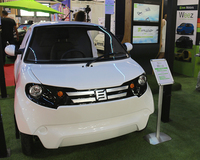 イオンモータースの電気自動車「ウェーズ」。