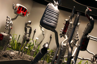 排気管メーカーが展開したマフラーの植物園。