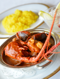 「ラ・メール クラシック」のスペシャルメニュー「伊勢海老カレー」は、デザートとコーヒーが付いて、ひと皿1万4400円（！）。仕込みに手間がかかるため、注文は要予約となっている。
    