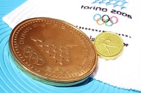 開幕前、ホテルの部屋にあったチョコと、メガネ店でもらったマフラー。