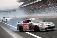 メインストレートで「直ドリ」を披露する「ドリフトX-TREMEショー」の参加車両。だが8台中現行車種はZ33が2台のみ。今後、ベース車両不足はますます深刻化する？