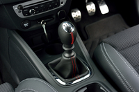 本革巻きのシフトレバーには、赤いステッチが施される。