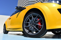 今回ルノー・ジャポンが発売した、マルケジーニの軽量アロイホイール。カラーは写真のガンメタのほか、ホワイトも用意される。