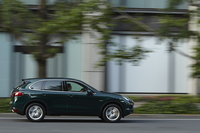 動力性能は0-100km/h加速が6.5秒、最高速が242km/hというもの。燃費は欧州複合モードで8.2リッター/100km（約12.2km/リッター）。
    