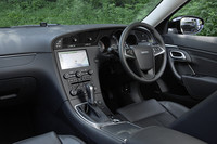 運転席と助手席の間、シフトレバーの横にあるエンジンスターターは、キーからスタート／ストップボタン式に変更された。