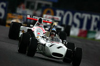 それまで二輪メーカーとして活躍してきたホンダが、四輪モータースポーツの最高峰F1に“オール・ホンダ”で参戦を始めたのが1964年ドイツGP。以後、1968年までの第1期に2勝、エンジンサプライヤーとして1983年から1992年まで参戦した第2期に69勝を記録した。レース前に催された40周年記念パレードランには、往年のチャンピオン、ジョン・サーティース駆る「ホンダRA272」（手前）などが“ホンダサウンド”を響かせた。（写真＝KLM Photographics J）