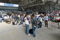 ANAのハンガー内に設けられた発表会場の様子。
    