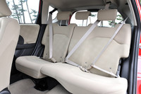 後席のシートベルトは中央も3点式。マイナーチェンジで中央席用ヘッドレストも標準装備となった。