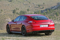 「パナメーラGTS」のエクステリアは、サイドエアアウトレットやサイドウィンドウトリム、リアのトリムストリップ、リアディフューザーなどにブラックのハイグロス仕上げが施される。またボディーのフロントエンドからリアまでのアンダーセクションはブラックのマット仕上げとなる。