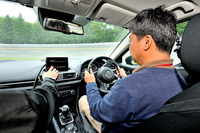 GVCの効果を体感しやすくするために、テスト車のセンターコンソール上部には、特別にGVCのオン・オフスイッチが設けられていた。ステアリングを握るのは筆者。