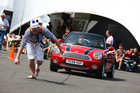 MINIコンバーチブルを引っ張る競争。男性のみならず、女性の参加者もあり、異様な盛り上がりを見せていた。