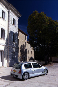 1998年のパリサロンでレースバージョン「トロフィー」が発表されたクリオV6。公道モデルは、2000年11月からフランスでの販売が開始される。ボディシェル、ボンネット、ルーフ、およびハッチはクリオ2.0 16Vのパネルが使われる。フロントフェンダー、リアサイドは、専用パーツである。