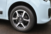 タイヤは前後で異なるサイズ。前が165/65R15（写真）で、後ろが185/60R15。