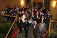 パーティーが終わったところで記念写真をパチリ。このときは落ち着いた雰囲気ですが、二次会では一転して……。