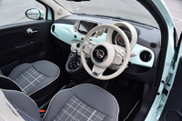 「500ツインエア ラウンジ」のインテリア。インストゥルメントパネルの中央に、新たに採用されたタッチスクリーン式のオーディオが装備されている。