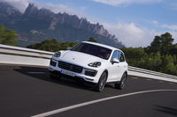 排気量に変更のない「カイエンターボ」だが、マイナーチェンジを機に、最高出力は500psから520psへと増大した。
    