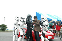 レーシングドライバーの太田哲也さんとスターウォーズ501部隊。