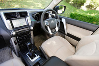 インストゥルメントパネルは、直線的なデザイン処理が特徴だ。