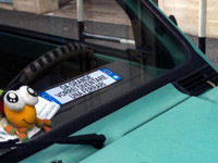 【写真8】初代「フィアット・パンダ」に貼られた「大人になったらフェラーリになるぞ」と書かれたプレート。