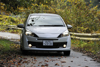 ノーマルのヴィッツとはまたひと味違った「顔つき」を持つヴィッツRS G's。フロントグリルにはフォグランプの他、LEDの「イルミネーションビーム」が配置される。