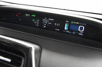 ダッシュボードの中央には、カラー液晶ディスプレイを用いた計器盤がレイアウトされる。