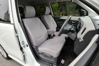 
	インテリアについては、「ワゴンR FX／FA」では内装色がダーク系となっているのに対し、「ワゴンR FZ」のみライトグレーを採用している。
	