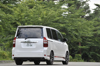 【スペック】ノアSi G's：全長×全幅×全高＝4635×1720×1820mm／ホイールベース＝2825mm／車重＝1620kg／駆動方式＝FF／2リッター直4 DOHC16バルブ（158ps/6200rpm、20.0kgm/4400rpm）／価格＝280万5000円（テスト車＝356万1000円／ホワイトパールクリスタルシャイン・ボディカラー＝3万1500円／215/45R18タイヤ（ブリヂストンPOTENZA RE050）＆7J G's専用アルミホイール（赤ライン仕様）＝20万7900円／S-VSC＆ヒルスタートアシストコントロール＆SRSサイドエアバッグ＆SRSカーテンシールドエアバッグ＝13万6500円／デュアルパワースライドドア＝5万2500円／プレミアムHDDナビ（G-BOOK mXモデル）＝31万2900円／ETCユニット＝1万4700円）
