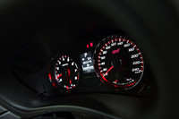 専用スピードメーターは、ベースモデル「エクシーガ」の220km/hに対し、「エクシーガtS」は240km/hまで表示する。