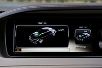 センターモニターに表示された、ハイブリッドシステムのエネルギーフロー。