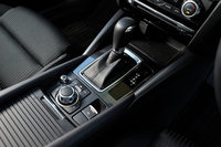 電動パーキングブレーキの採用により、従来モデルから様変わりしたセンターコンソール。シフトセレクターの後方には、「マツダコネクト」のコントローラーが備わる。
    