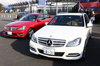 「メルセデス・ベンツCクラス」。写真右が「ステーションワゴン」で、左が「セダン」。