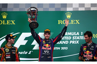 今年で2回目となるテキサスはオースティンでのアメリカGP。レッドブルのセバスチャン・ベッテル（中央）は8月末から一度も勝利を譲ることなく8連勝を飾り、ミハエル・シューマッハーの持つ年間最多連勝記録を更新した。2位はロータスのロメ・グロジャン（左）、3位はベッテルのチームメイト、マーク・ウェバー（右）。（Photo=Red Bull Racing）
    