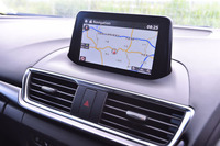 ダッシュボード中央の7インチディスプレイ。インフォテインメントシステムの操作スイッチは、シフトレバーのそばにレイアウトされている。