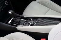 「SKYACTIV-D 2.2」搭載車は、電動パーキングブレーキを採用する。