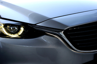 ヘッドライトからフロントグリルへとつながるクロムのアクセントパーツ「シグネチャーウィング」の造形がより立体的に。また、その下部にLEDが組み込まれて“間接発光式”となった。