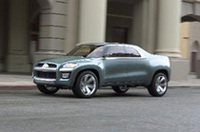 
	【写真上】「レイダー」と「エクリプス」のイメージ
	【写真下】2004年のデトロイトショーでお披露目された「スポーツトラックコンセプト」
	 