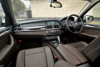 インテリアのデザインは、基本的にガソリンモデルと変わらない。日本に導入される「X5 xDrive35d ブルーパフォーマンス」は、右ハンドル仕様のみ。