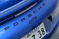 リアバンパーに施された「GT4」のロゴ。
