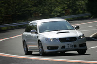 リアサスペンションには、ピロボール式のサスペンションリンクを採用。微少な入力を吸収しつつ、大入力時には高い剛性を確保する。