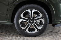 「ハイブリッドZ」に装着されるタイヤのサイズは、215/55R17。スポーツタイプのアルミホイールが組み合わされる。