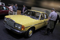 2011年4月ドイツ・エッセンで行われた古典車ショー「テヒノクラシカ（テクノクラシカ）」で。メルセデス・ベンツの「ヤングクラシックス」のコーナー。1980年の「メルセデス・ベンツ200」は、走行距離約1万5000kmで2万3950ユーロ（約286万円）。