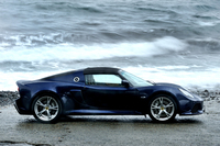 フロントスプリッターとリアウイングが取り払われ、スタイリングは控えめな印象に。