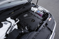 1.8リッターの4気筒エンジンは、縦置きでボンネット下に収まる。