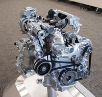 別の角度から。ベルトでつながれる黒いプーリー状のもの（写真やや左下）は、運転状況に応じてスーパーチャージャーのオン／オフを切り替える電動クラッチで、この制御も、低燃費と力強い走りを両立させるポイントだという。