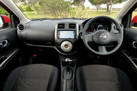 上級グレード「G」の、運転席まわりの様子。エントリーグレードでは、センタークラスターや中央エアコン吹き出し口が、丸みを帯びた別形状のものになる。