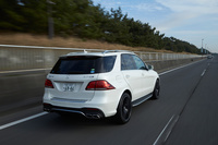 コーナリング時や車線変更時のロールを抑えるため、サスペンションにはアクティブスタビライザーの「アクティブカーブシステム」が装備されている。