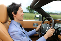 頭上を走る風の流れは、「不快になることなく、オープンエアモータリングを楽しめる」とでもいおうか。極めて適切にコントロールされていると感じられる。写真は、助手席のロールス・ロイススタッフが撮影したもの。