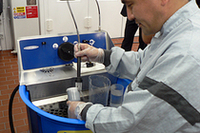 昨今普及が進んでいる補修用の水性塗料も用意される。有機溶剤を使わないことで環境対応という目的はもちろん、ガンスプレーの洗浄や不要塗料の廃棄が容易になるほか、臭いが少なく作業員にも優しいという利点もある。