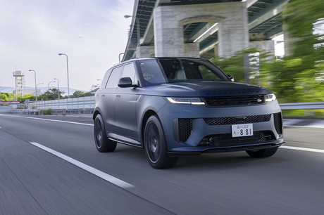 「レンジローバー・スポーツSVエディションツー」をドライブ。強力なV8エンジンや専用の足まわりで武装し、...