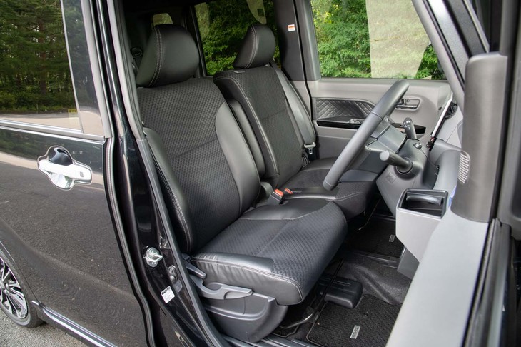 「タントカスタムRS」にはファブリックとレザー調素材のコンビシートが標準装備。